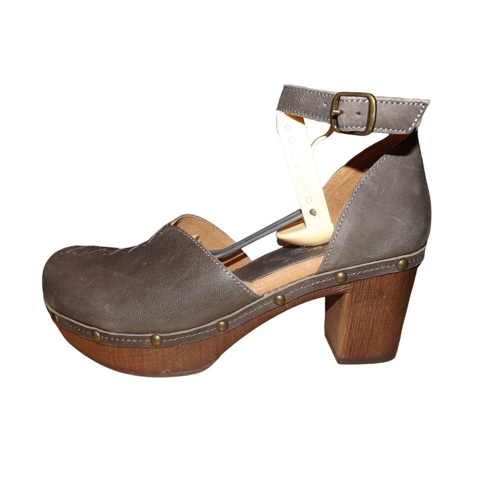 Sbicca‎ Donerail Leather Clogs Women Sz 11 Wood Block Heels Studded Boho Shoes